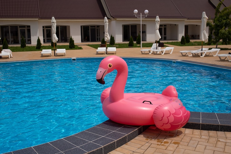 Foto opblaasbare flamingo bij zwembad