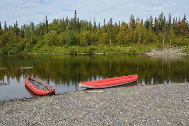 Opblaasbare kajaks op de noordelijke rivier