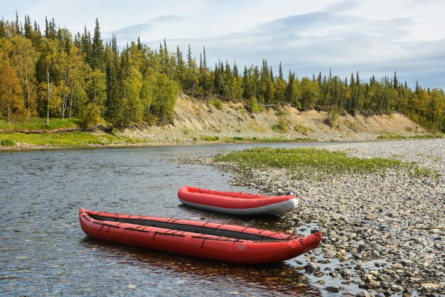 Opblaasbare kajaks op de noordelijke rivier