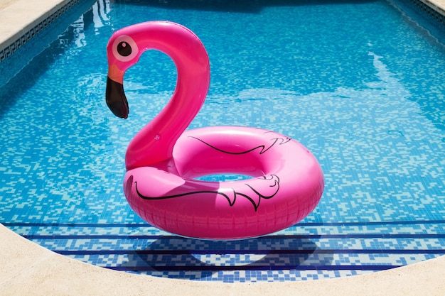 Opblaasbare roze flamingo in een zwembad
