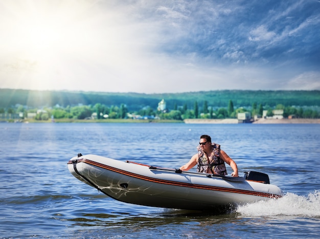 Opblaasbare witte motorboot