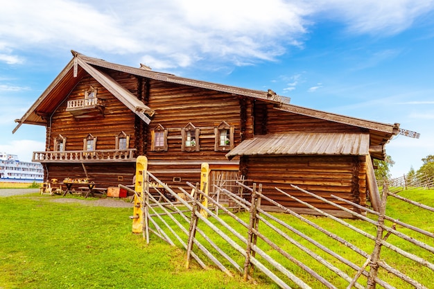 Museo all'aperto kizhi pogost. monumenti di architettura in legno. isola di kizhi, carelia, russia.