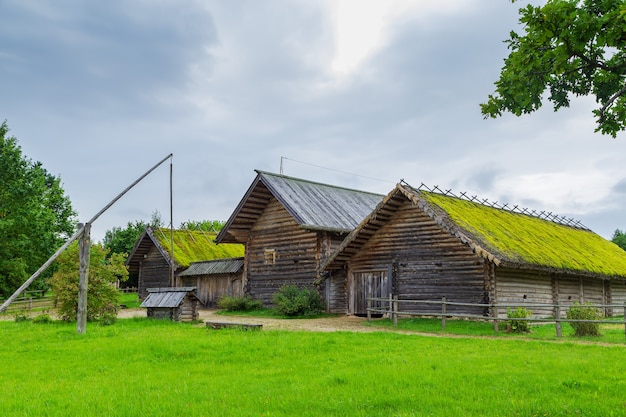 野外博物館「プーシキン村」。古いロシアの生活様式の再構築。ロシア、プーシキン山、ブグロボ村。