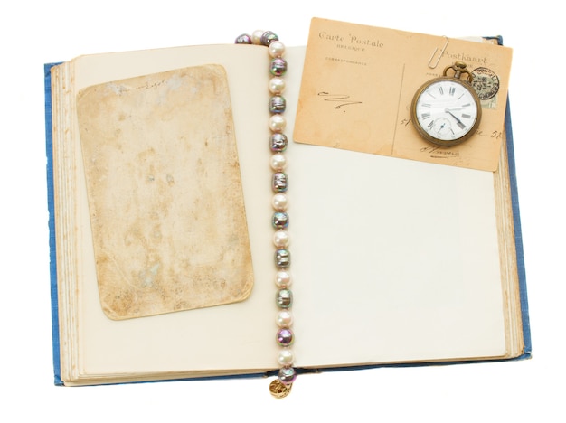 Фото Открытая антикварная книга с открытками ols, изолированные на белом фоне
