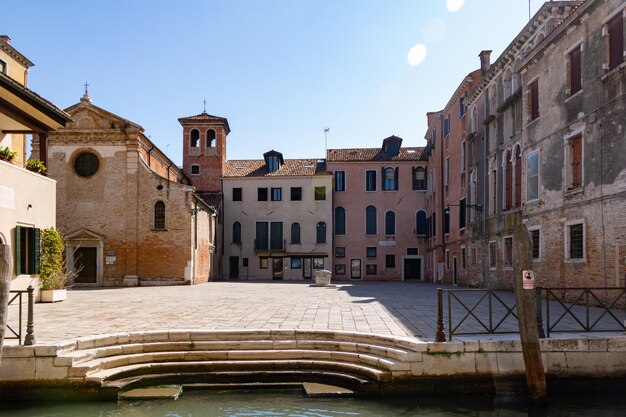 Foto area aperta vicino al canale a venezia