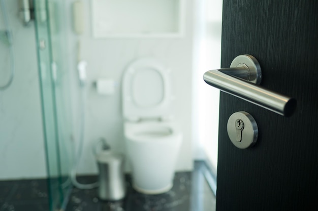 トイレのドアを開けてトイレに行く