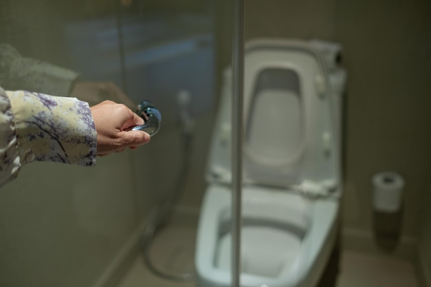 トイレのドアを開けてトイレに行く