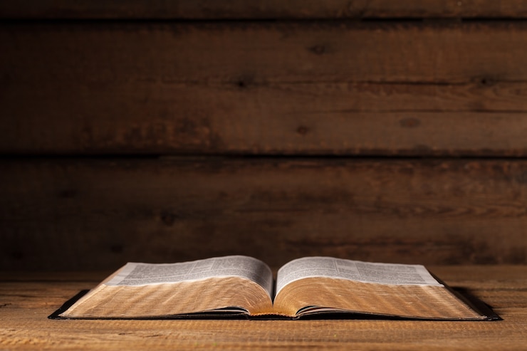 Photo open bible and black background