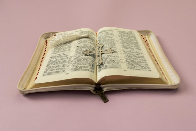 Open bijbel in Russisch kruis