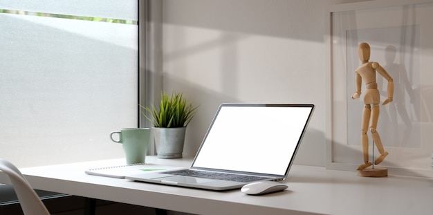 Open blank screen laptop with sticky note note