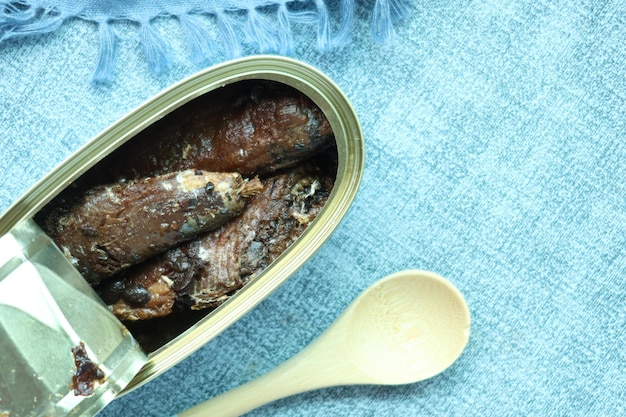 Open blikje sardines op witte tegels achtergrond