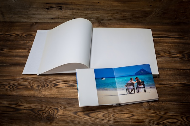 Foto open boek met een foto koppels op een tropisch strand