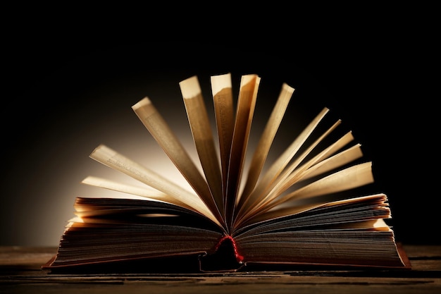 Open boek met licht over donkere achtergrond