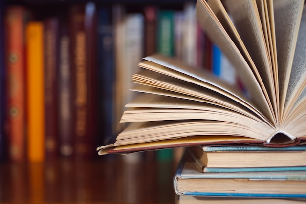 Foto open boek op een stapel andere boeken in bibliotheek