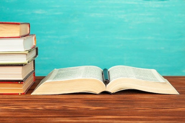 Open boek op een stapel boek op een tafel. Kopieer ruimte.