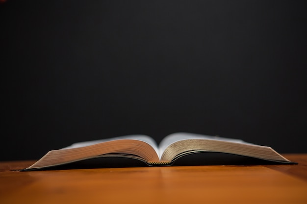 Open boek op een tafel