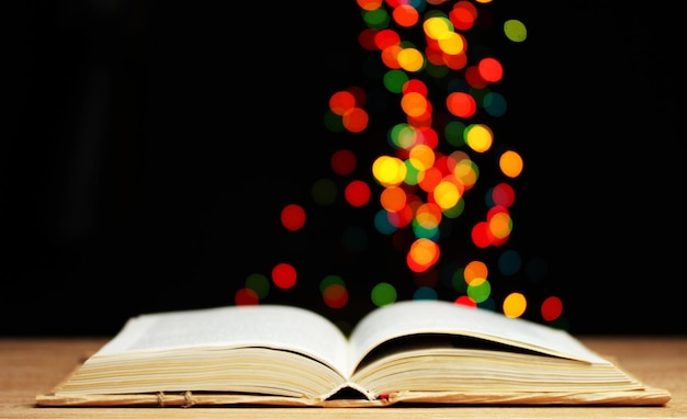 Open boek op houten tafel op lichte achtergrond