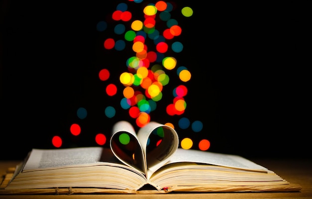Open boek op houten tafel op lichte achtergrond
