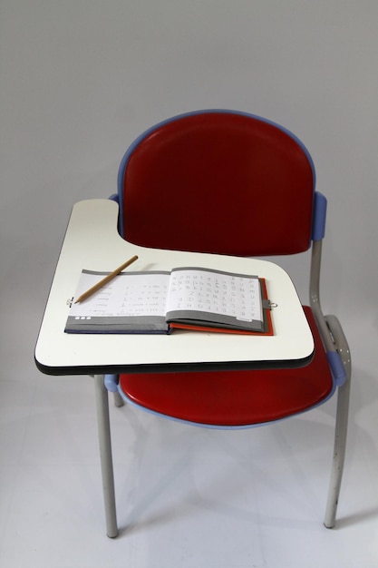 Foto open boek op stoel tegen witte achtergrond
