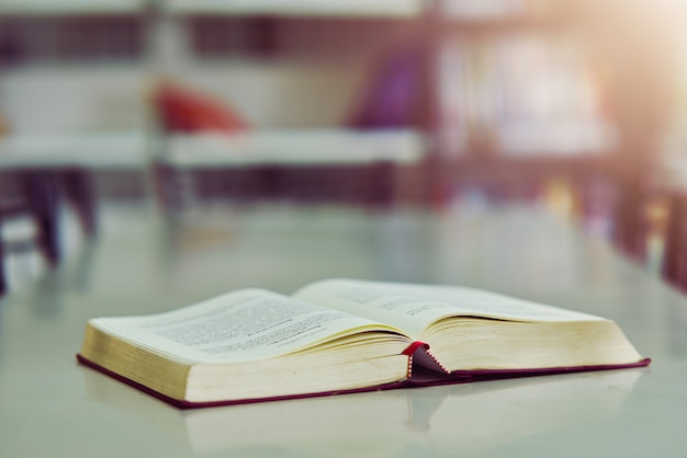 Open boek op tafel in bibliotheek