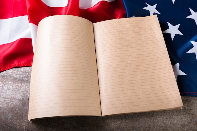 미국 국기에 펼친 책