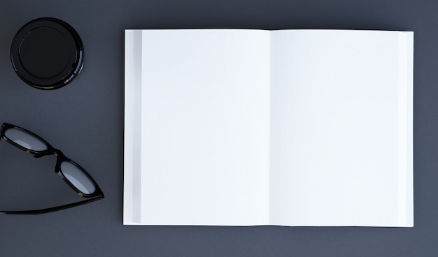 Photo open book on desktop