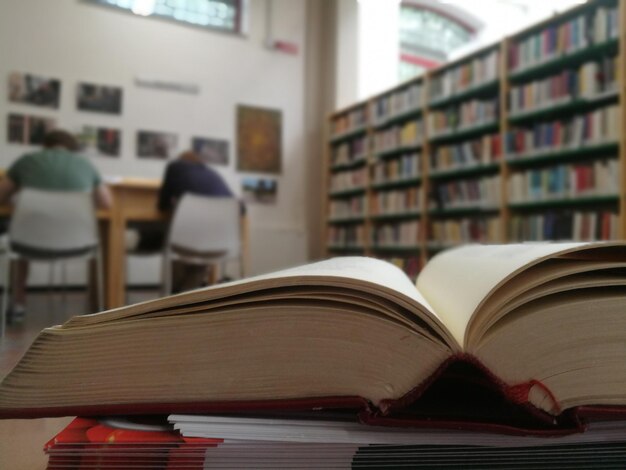 Foto libro aperto sul tavolo a casa