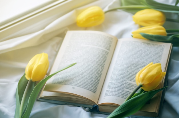 Открытая книга и тюльпаны