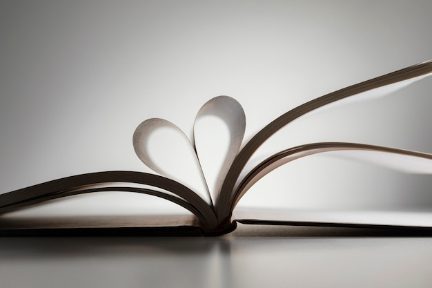 Foto libro aperto a forma di cuore