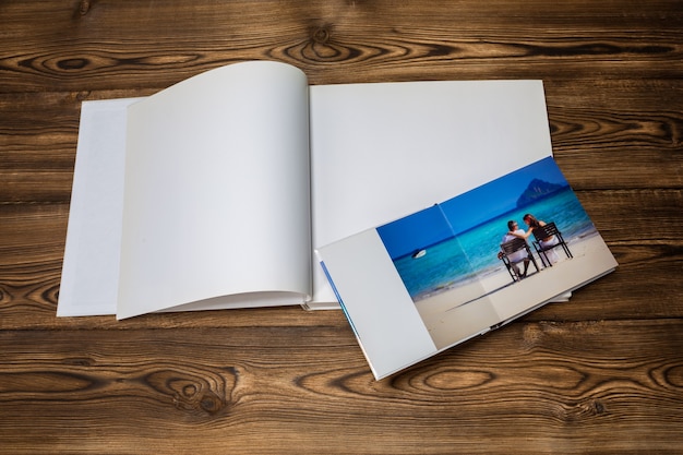 Foto libro aperto con una foto coppie su una spiaggia tropicale