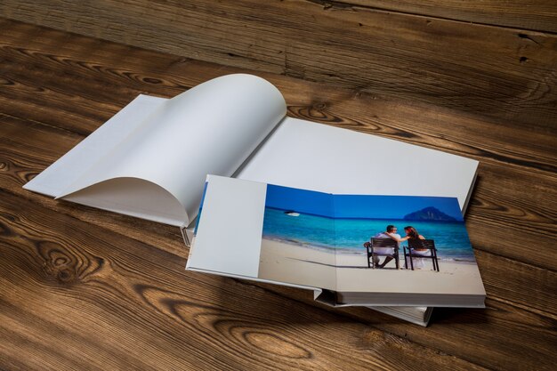 Foto libro aperto con una foto coppie su una spiaggia tropicale