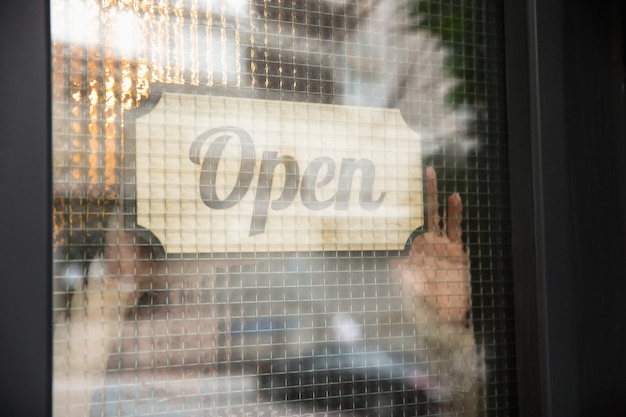 Open bord op het glas met weerspiegeling van straatcafé of restaurant. coronavirus pandemie nieuwe veiligheidsregels. opening na quarantainetijd. herstel van kleine bedrijven na isolatie. detailopname.