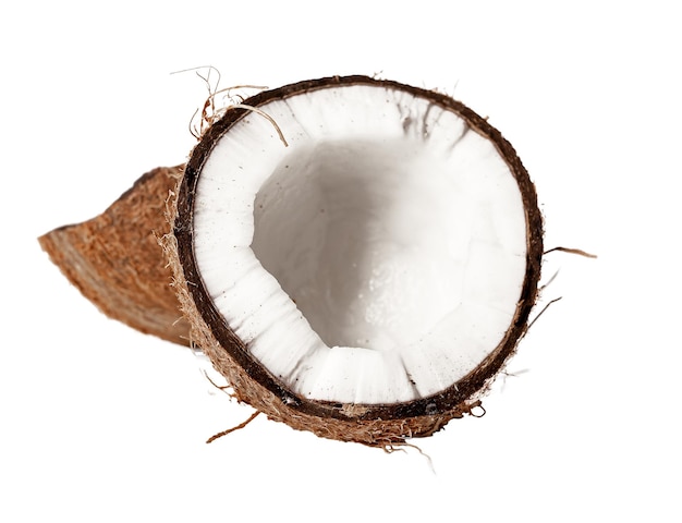 Открытый сломанный кокос Нарезанные кусочки поперечного сечения плодов кокосового ореха с коричневой скорлупой, выделенной на белом фоне