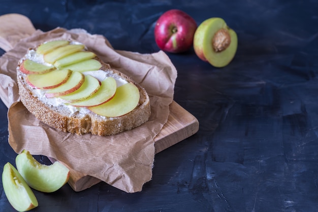 Foto open broodjes met fruit