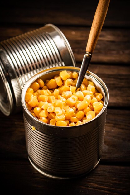 Photo an open can of canned corn