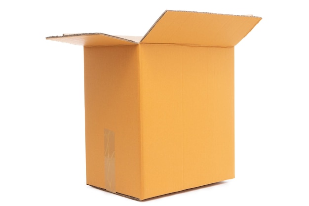 Фото Открытая картонная коробка на белом фоне