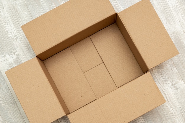 Открытая картонная коробка для упаковки крупным планом