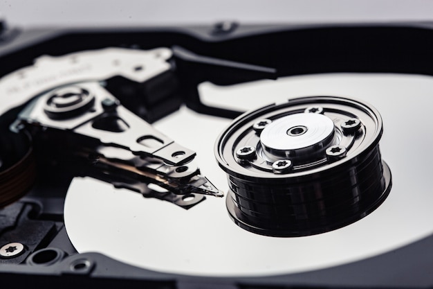 Откройте жесткий диск компьютера для ремонта. Концепция безопасности данных.