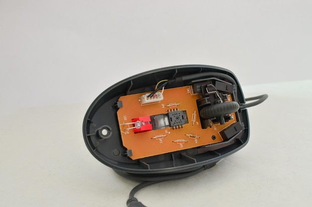 Photo open computer mouse with exposed electronic circuit for maintenance symbol of technology and modern computing perfect for technology concepts digital age symbol and technology solutions