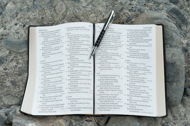 Open de bijbel in Psalm 119 met een vulpen.