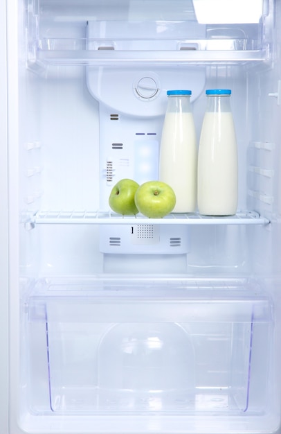 Open de koelkast met dieetvoeding