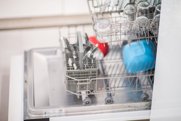 Open de vaatwasser met schoon glas en borden