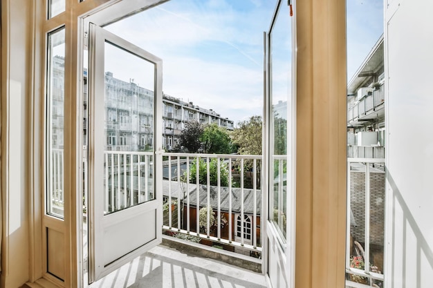 Open deuren naar een balkon