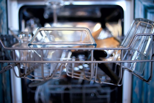 Foto lavastoviglie aperta in cucina, piatti all'interno, piatti puliti in cucina vista sullo stile di vita