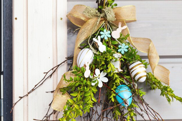 Photo an open door and easter decorations on wooden wall near the door happy easter