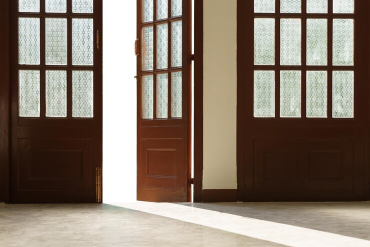 Photo open door of house