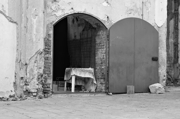 Foto porta aperta del vecchio edificio.