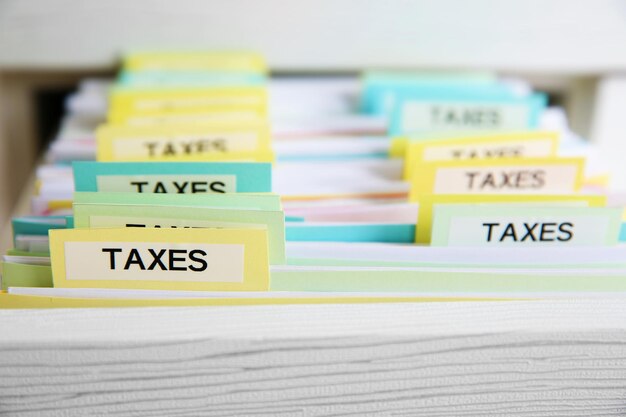 Открытый ящик с различными налоговыми документами