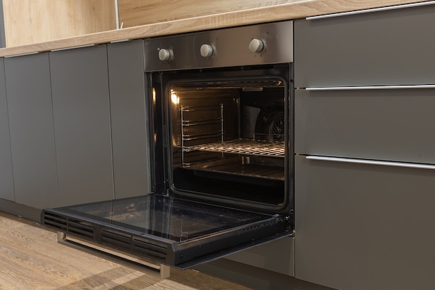 Forno elettrico aperto in cucina