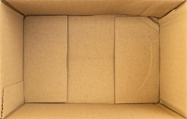 Открытая пустая коричневая картонная коробка, вид сверху